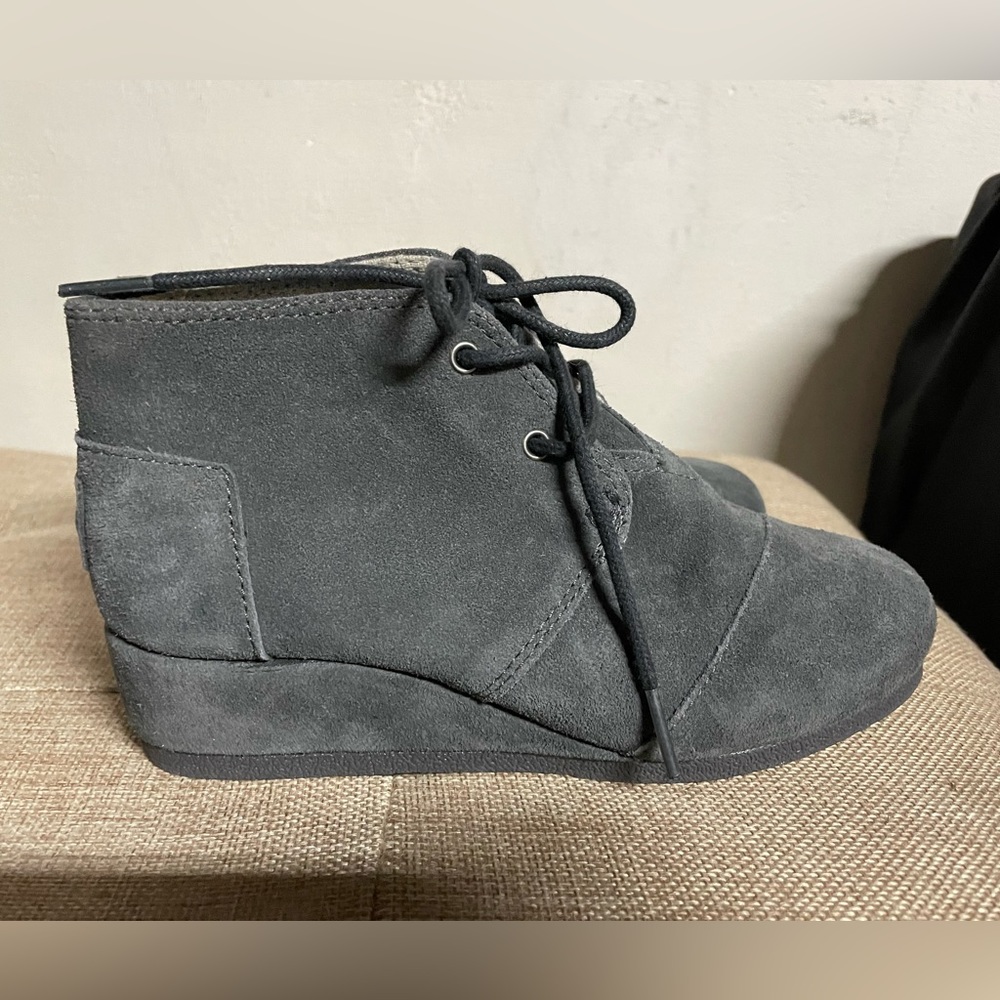 TOMS youth girls lace up suede desert wedge boots